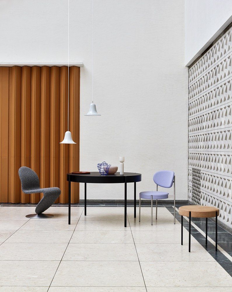 Helle Pantop Pendelleuchte von Verpan über einem Esstisch in modernem Interieur.