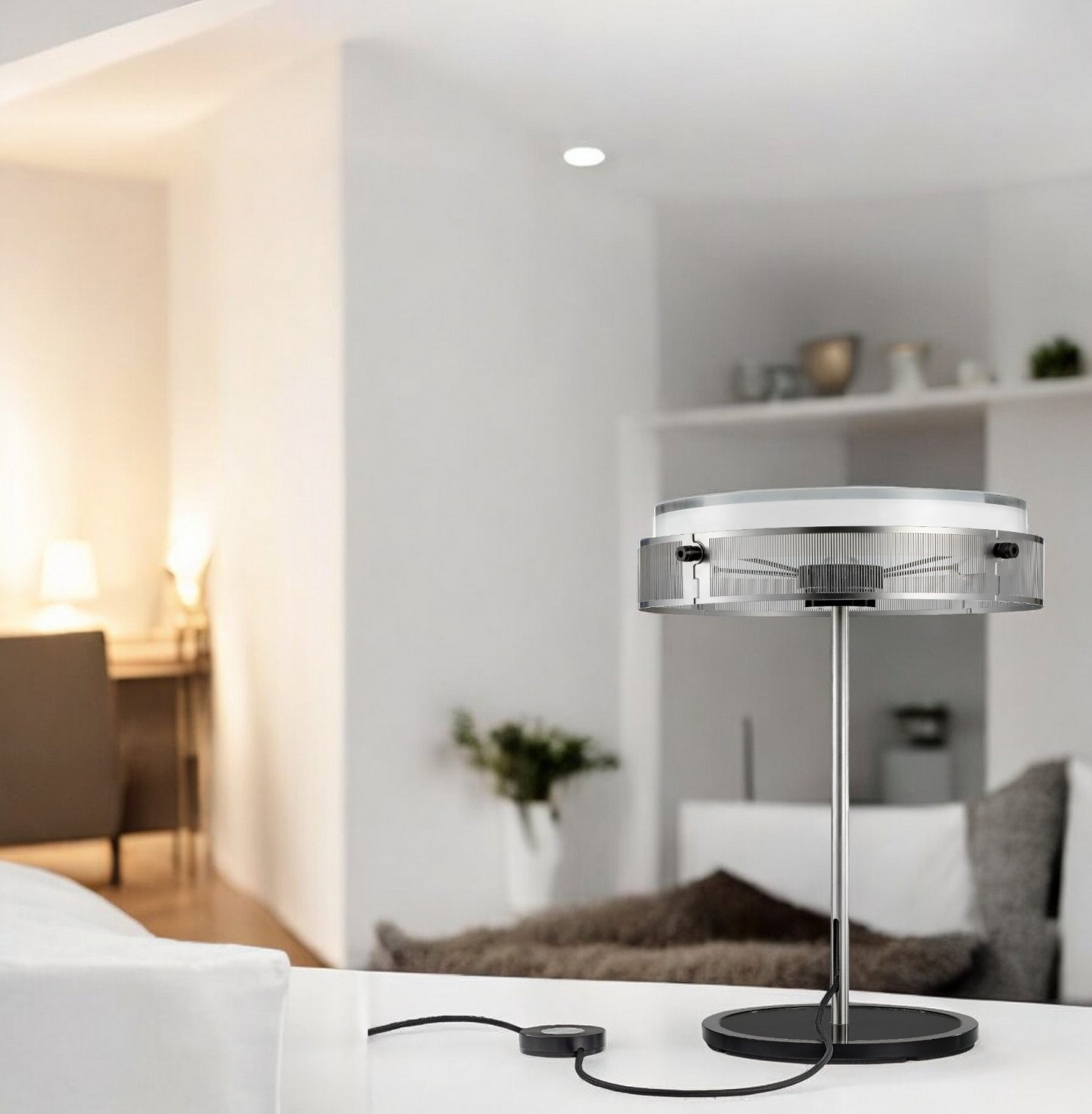 Anima Tischleuchte von Lumina, moderne Lampe mit silbernem Gestell und rundem Lampenschirm.