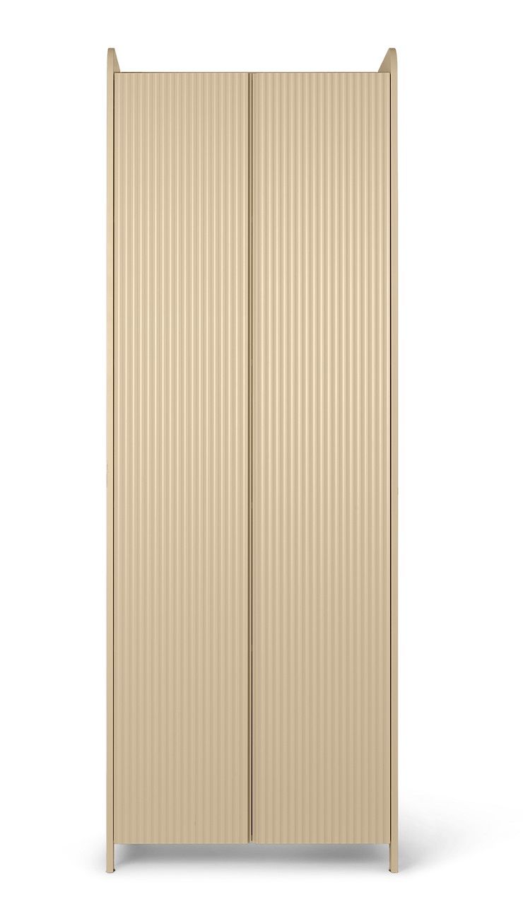 Sill Schrank in Cashmere von Ferm Living: Hoher, gerippter Flügeltürenschrank.