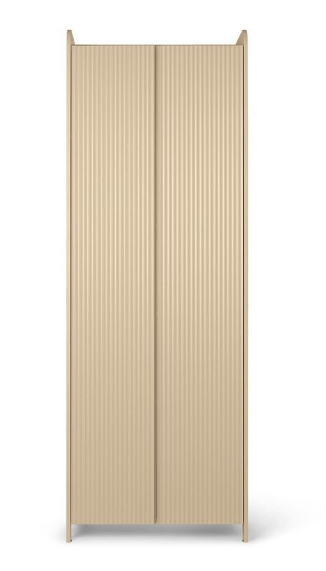 Sill Schrank in Cashmere von Ferm Living: Hoher, gerippter Flügeltürenschrank.