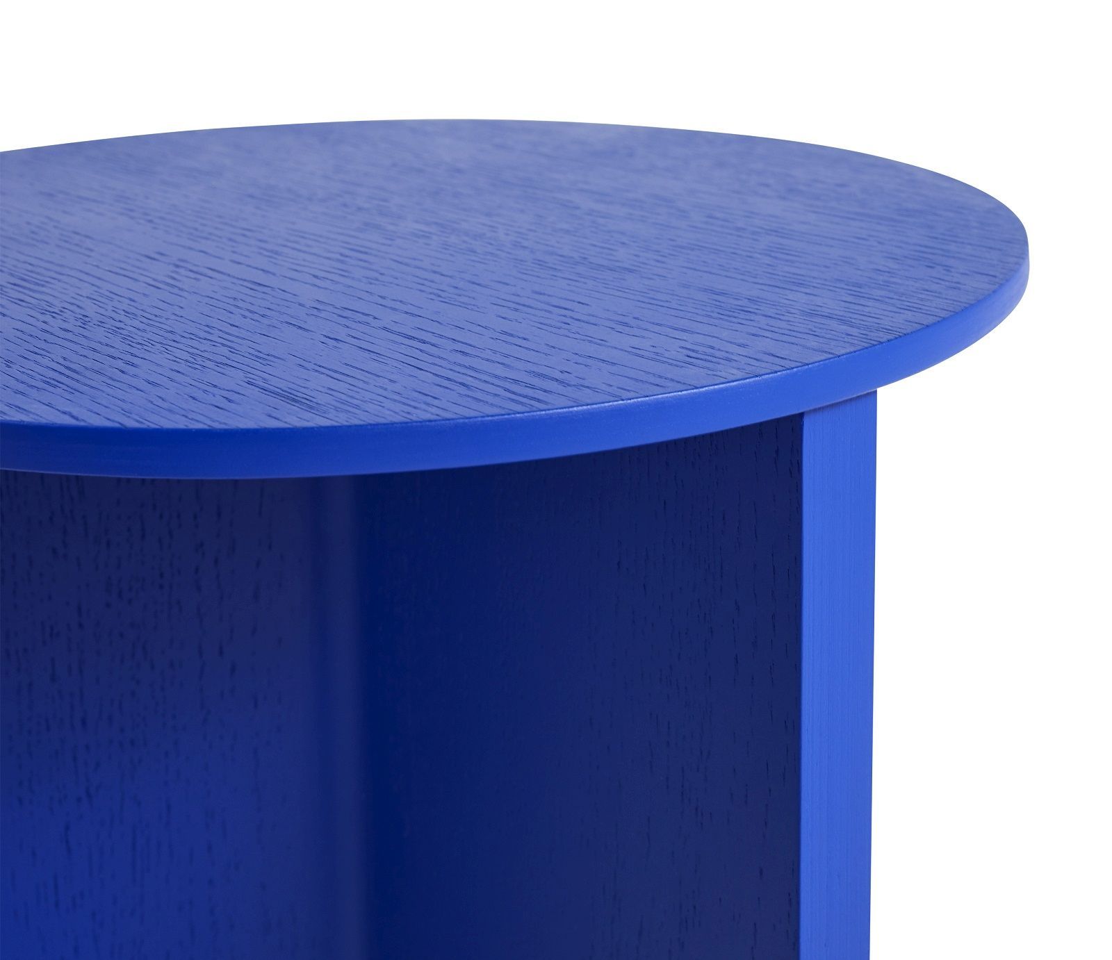 Detailansicht: Blauer Hay Slit Table Wood Round High Beistelltisch aus Holz.