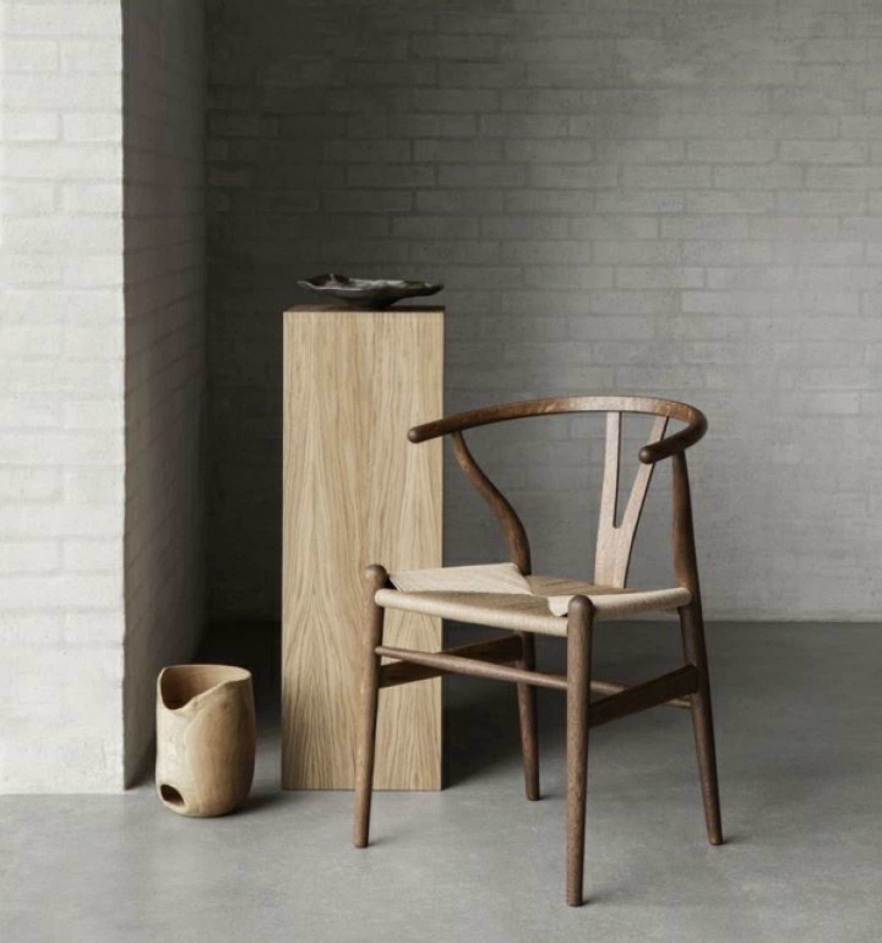 CH24 Wishbone Chair von Carl Hansen & Søn in Räucheröl, Designklassiker mit geflochtener Sitzfläche.