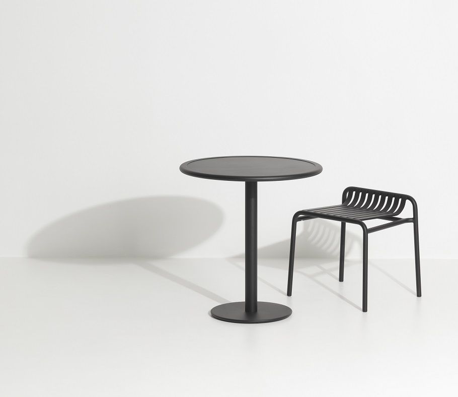 Blauer Petite Friture Week-End Hocker aus Metall neben passendem Tisch, modernes Gartenmöbel-Set.