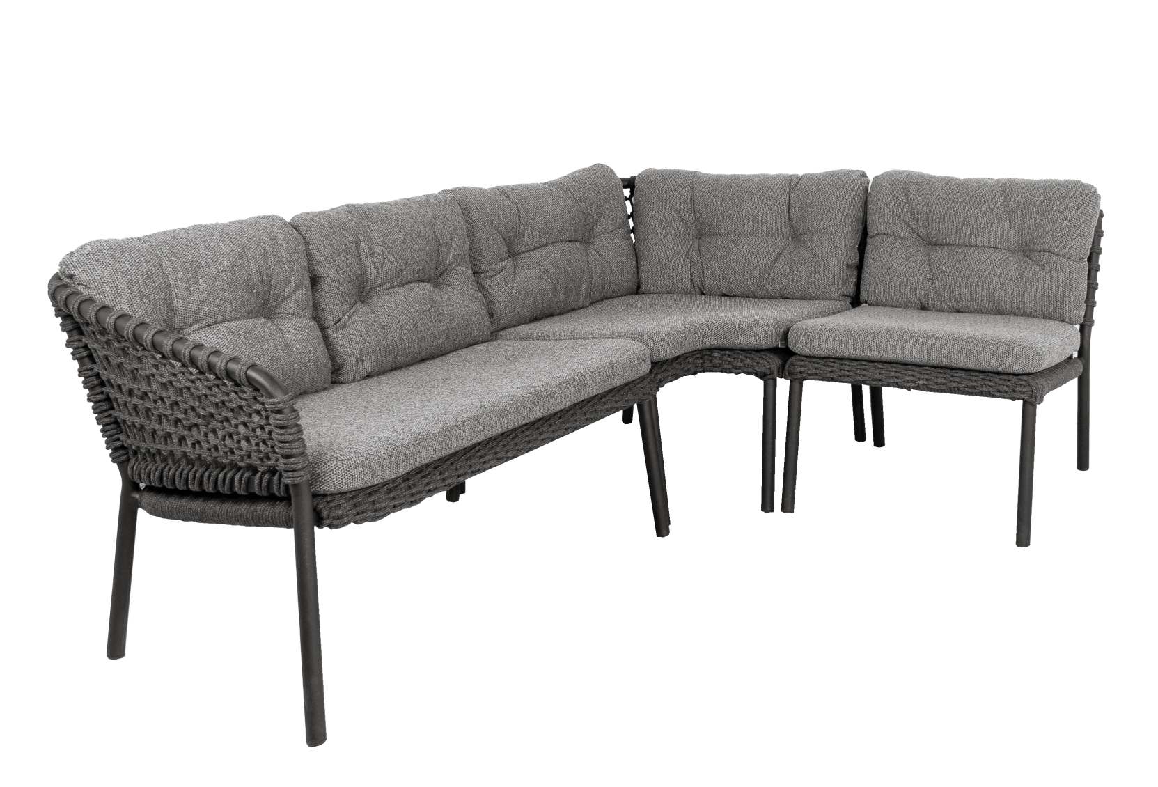 Ocean Cane-Line Outdoor Sessel mit dunkelgrauen Kissen, modulare Lounge-Möbel für Garten und Terrasse.