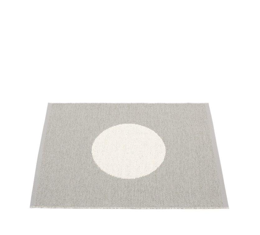 Vera Small One Pappelina Kunststoffteppich in Warmgrau, 70x90 cm, mit großem weißen Kreis in der Mitte.