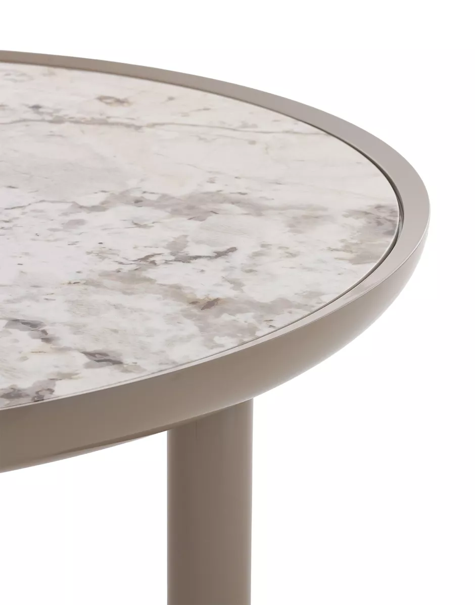 Detailaufnahme: Runder K-Top Couchtisch in Taupe mit Marmorplatte, modernes Design für Wohnzimmer.
