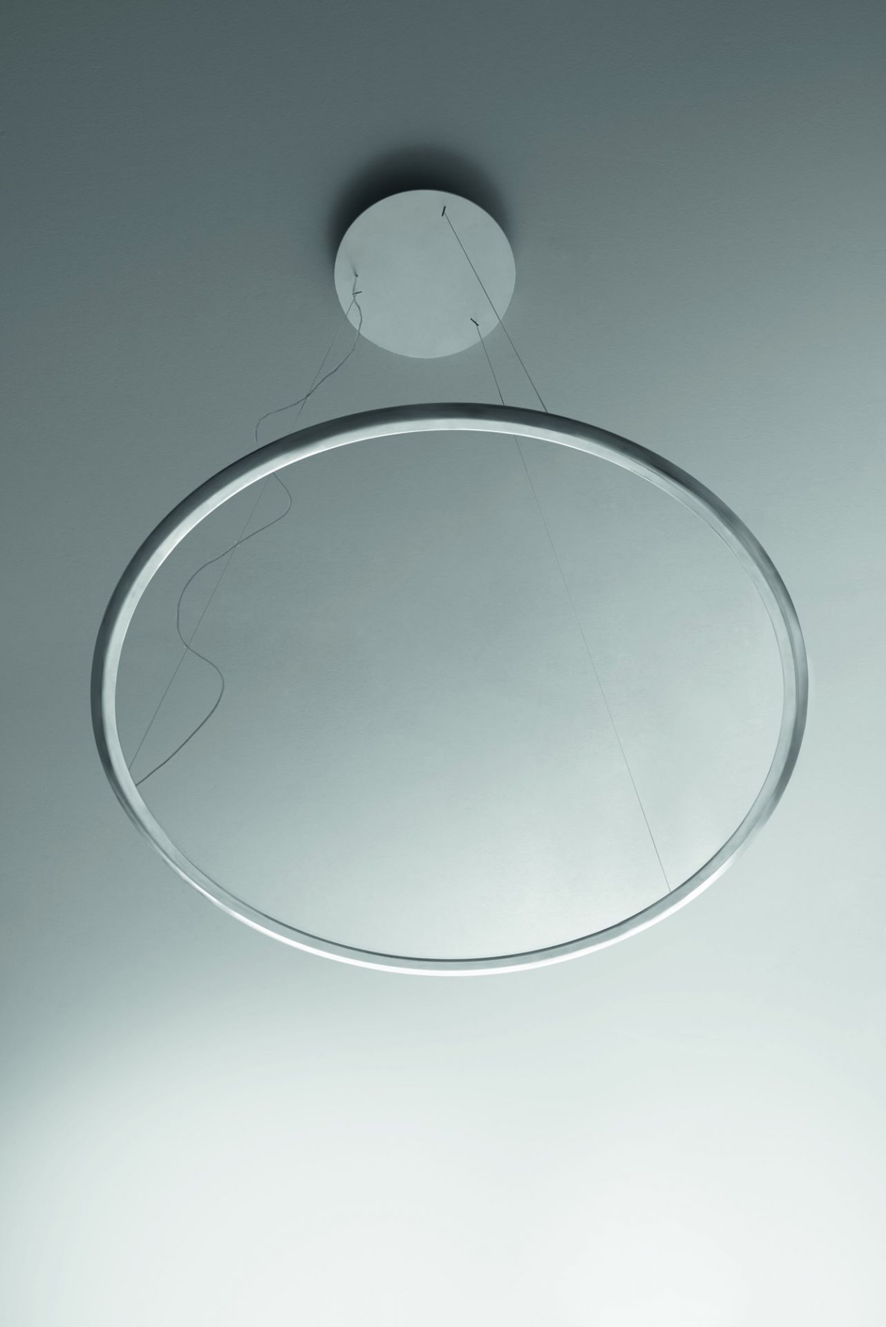 Discovery Pendelleuchte von Artemide: Runde Hängeleuchte aus Aluminium, modernes Design für Wohnräume.