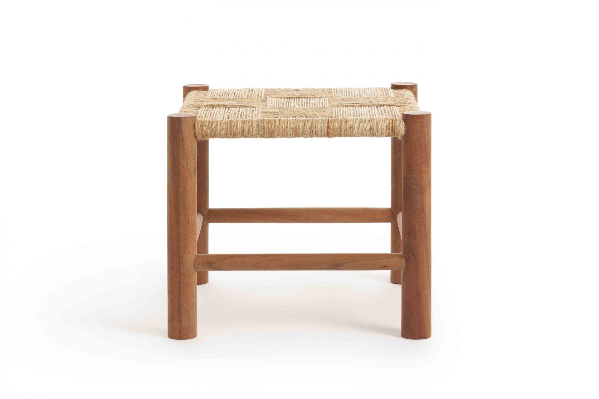 Roots Hocker: Einzelner Holz Hocker mit geflochtener Sitzfläche aus Naturfaser, ideal als Sitzmöbel.
