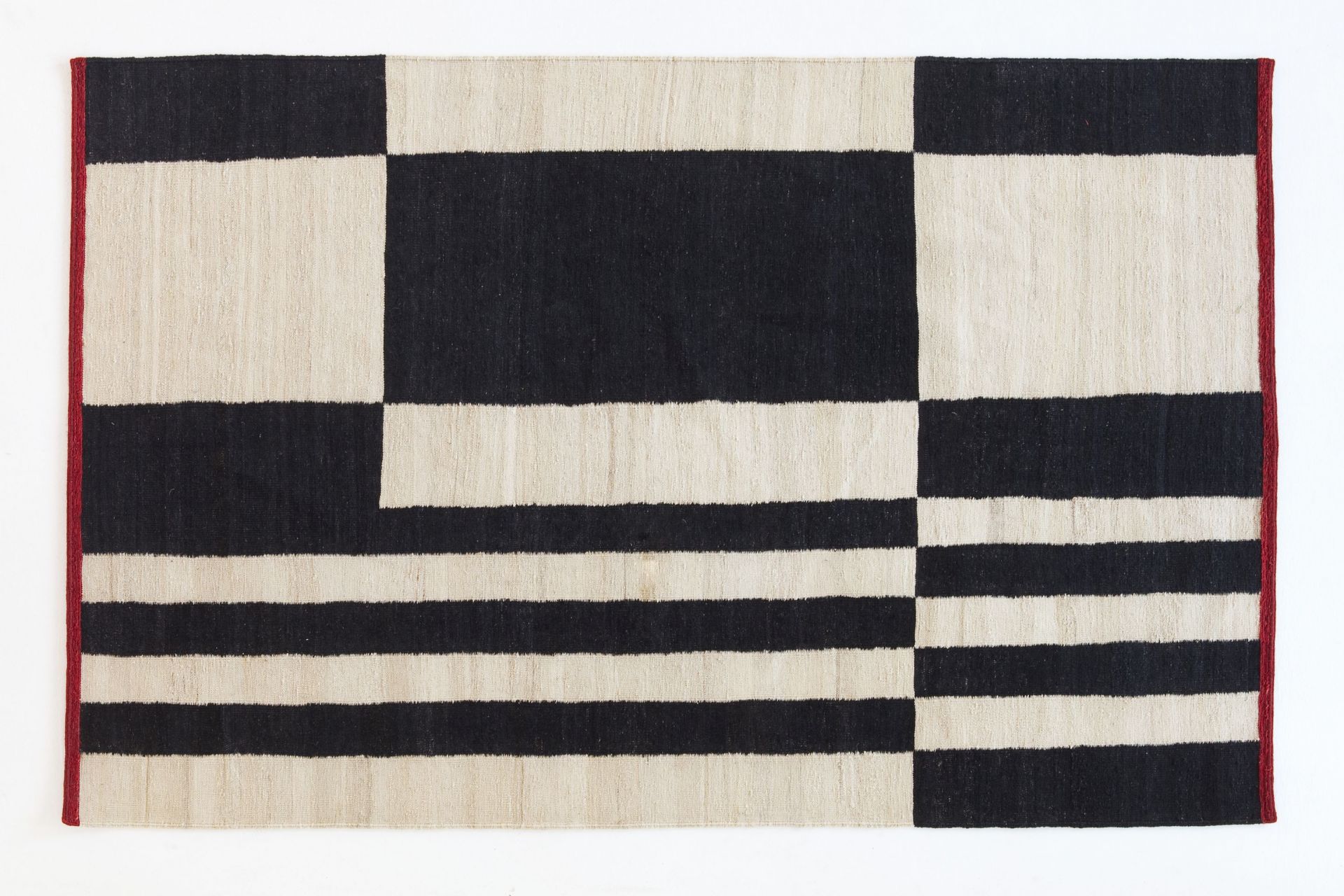 Nanimarquina Teppich Mélange Stripes 1, 200x300 cm, schwarz-beige gestreift, mit roter Kante. Moderner Wollteppich.