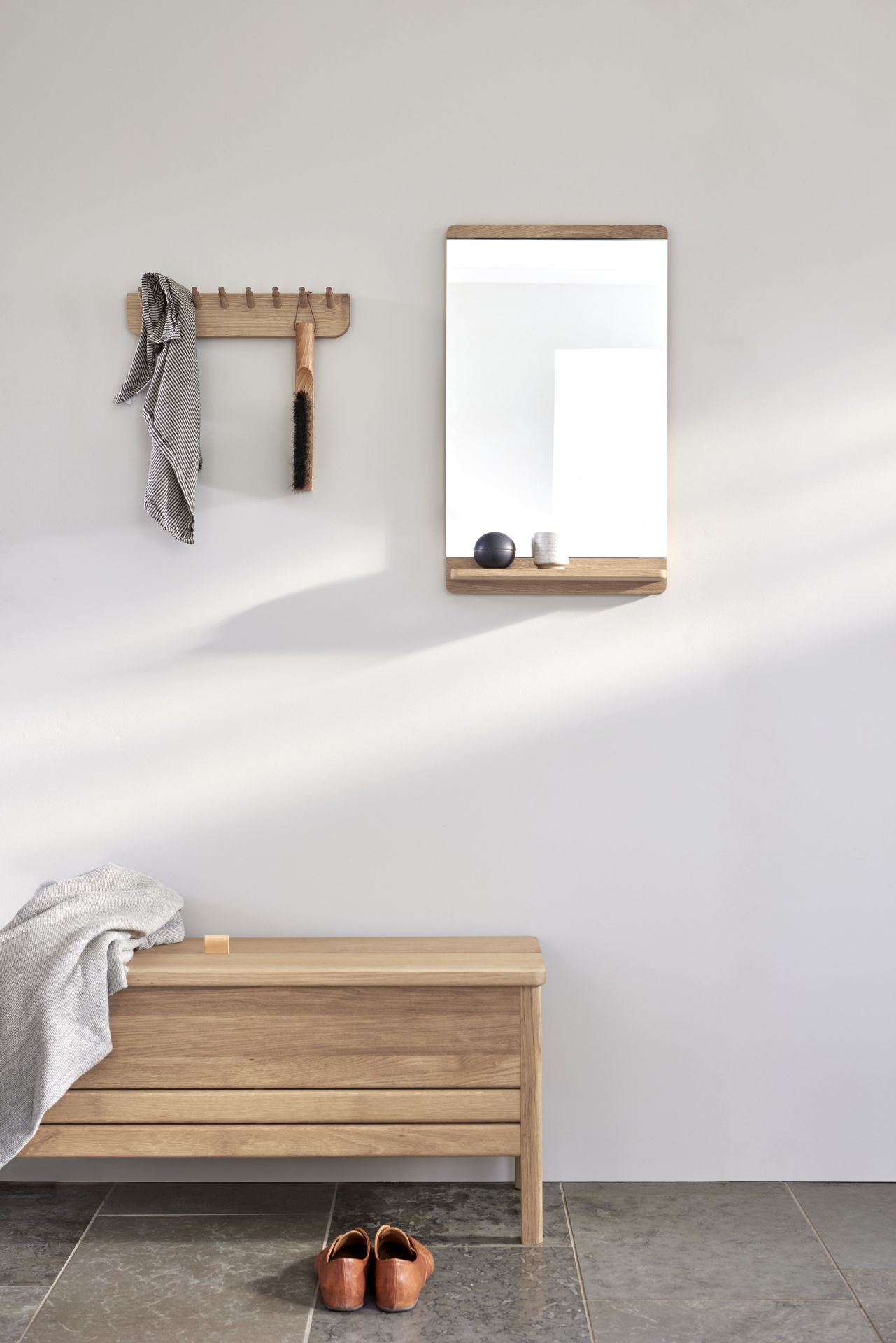 Rim Wandspiegel von Form & Refine aus Eiche, weiß geölt, mit Ablage im Flur.