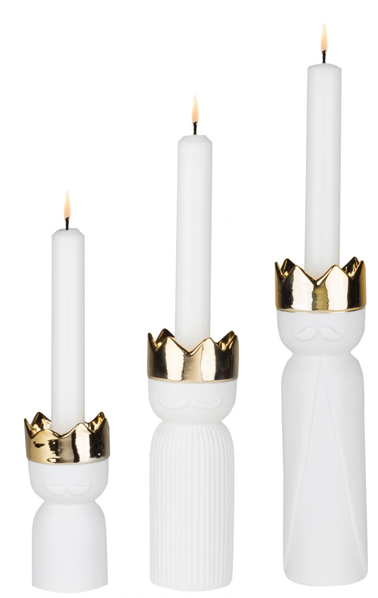 Königslicht Kerzenständer 3er Set: Weiße Kerzenhalter mit goldener Krone und brennenden Kerzen.