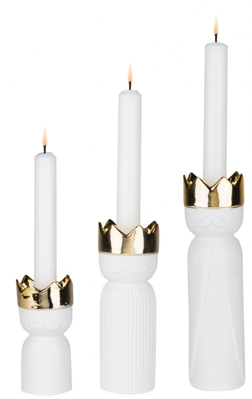Königslicht Kerzenständer 3er Set: Weiße Kerzenhalter mit goldener Krone und brennenden Kerzen.