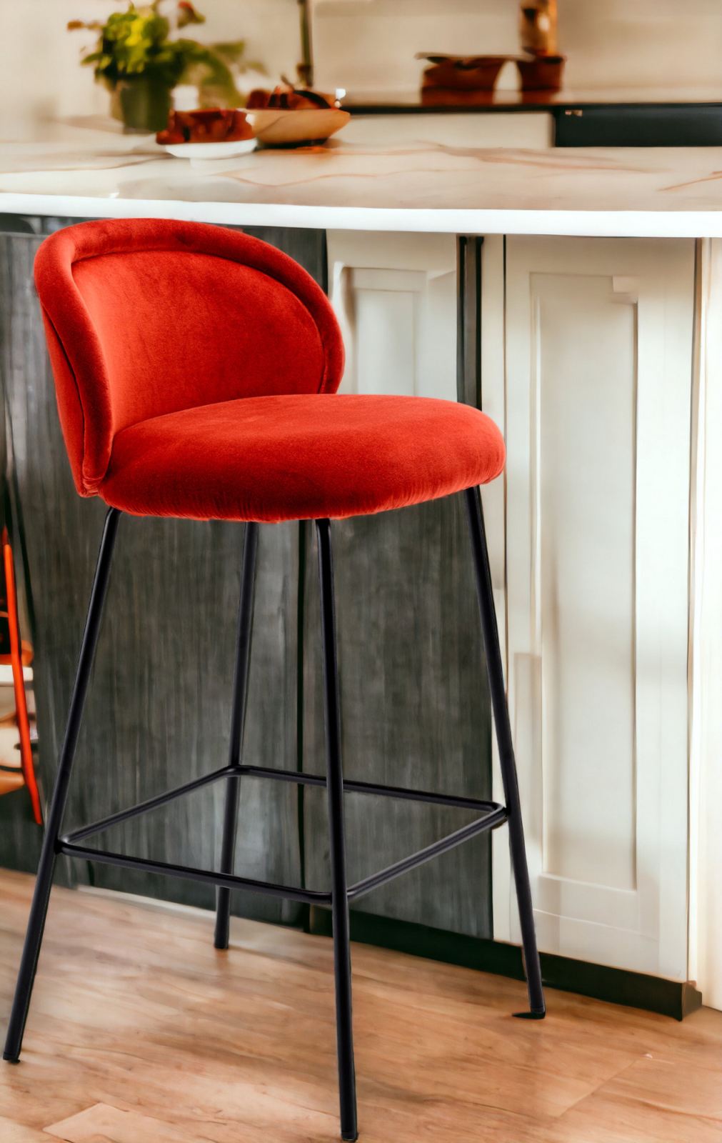 Roter Ona Barhocker von Freifrau Manufaktur mit schwarzem Metallgestell für die moderne Küche.