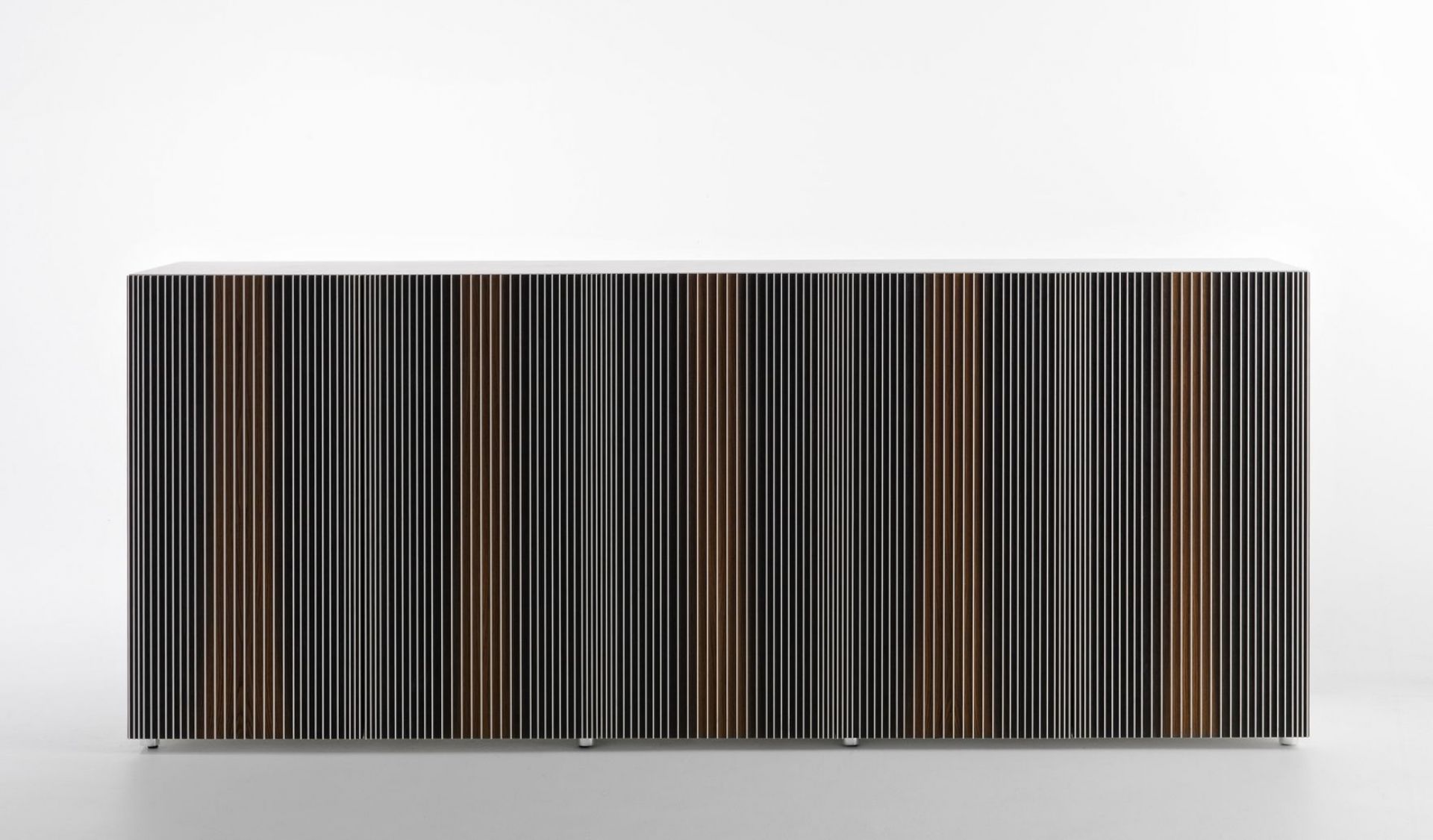 Carlos Anrichte von Casamania Horm mit vertikalen Lamellen in Schwarz, Weiß und Braun.
