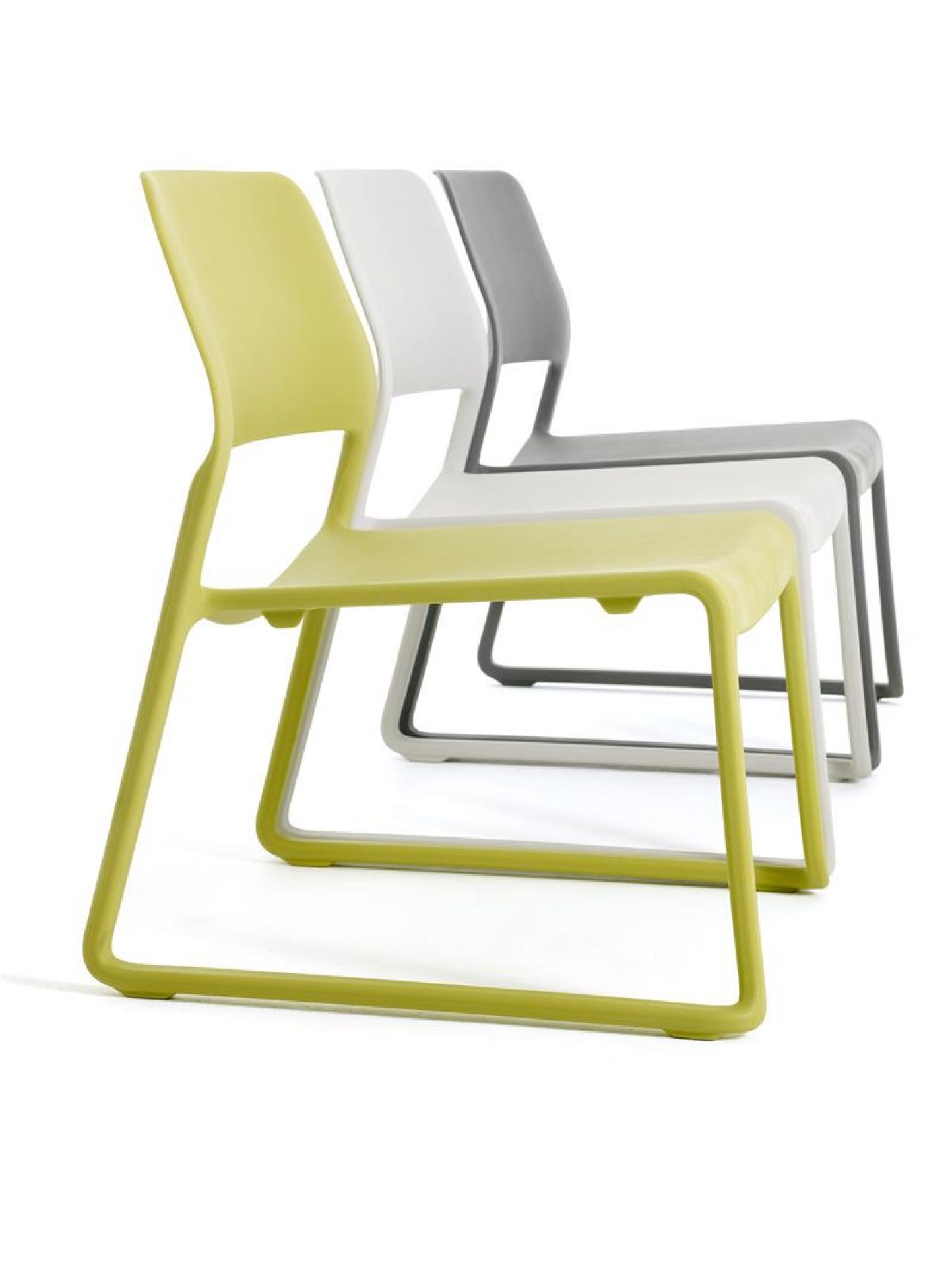 Drei Spark Lounge Stühle von Knoll International in Gelb, Weiß und Grau. Outdoor-geeignete Design-Stühle.