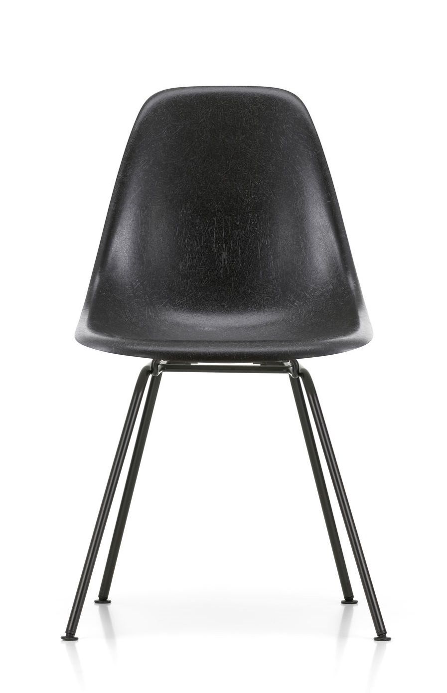 Schwarzer Eames Plastic Chair von Vitra mit verchromtem DSX-Untergestell, Ansicht von vorne. Designklassiker für Wohnen und Büro.