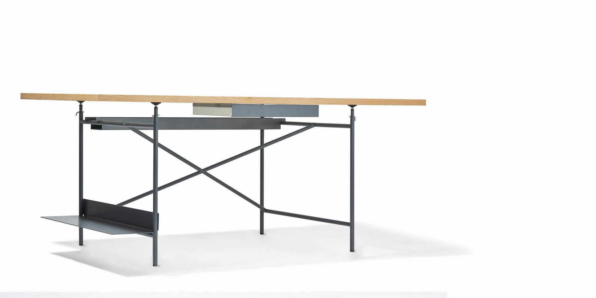 Kabelrinne für Eiermann Tischgestell: Metallablage zur Kabelführung und Ordnung am Schreibtisch.