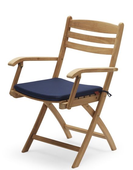 Selandia Armchair: Holzstuhl für den Außenbereich mit blauem Sitzkissen von Skagerak by Fritz Hansen.