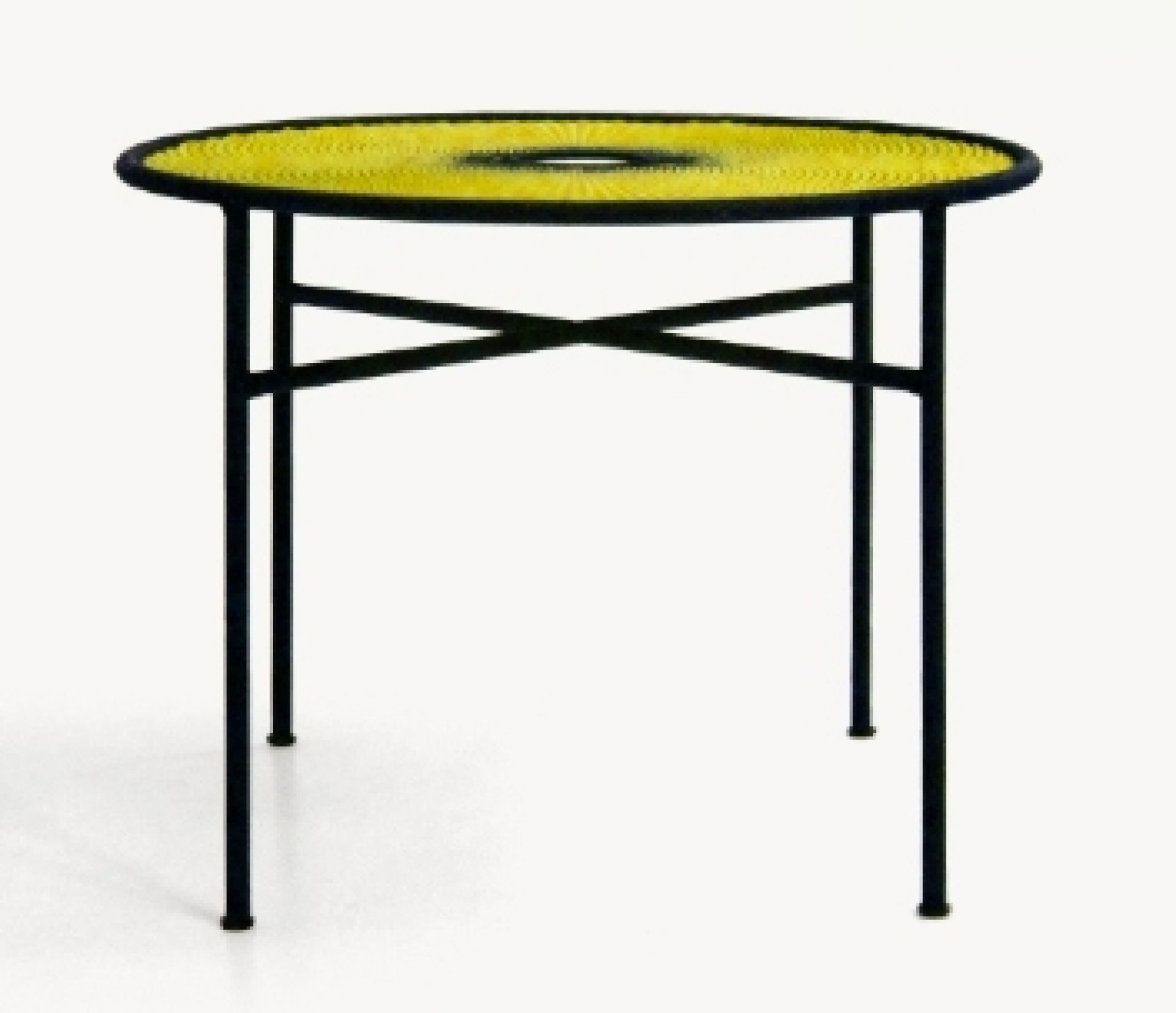 Gelber Banjooli Tisch von Moroso mit schwarzem Gestell. Design Tisch für Wohnzimmer und Terrasse.