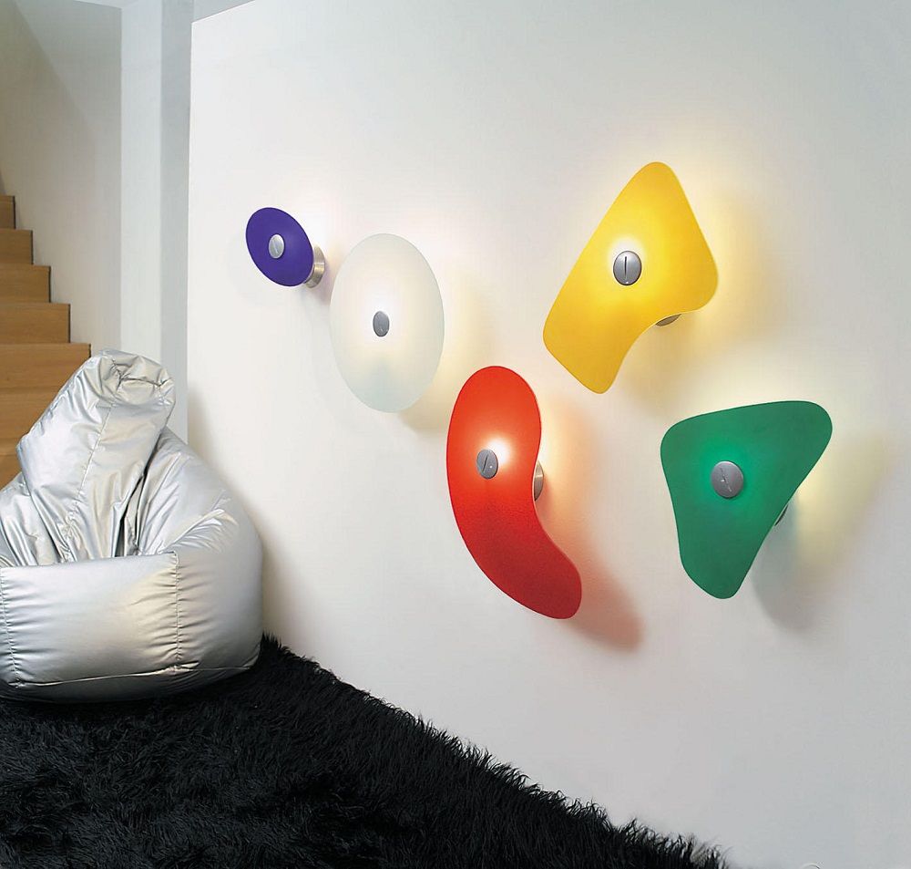Fünf farbenfrohe Bit Wandlampen von Foscarini an einer weißen Wand. Design Wandleuchten.