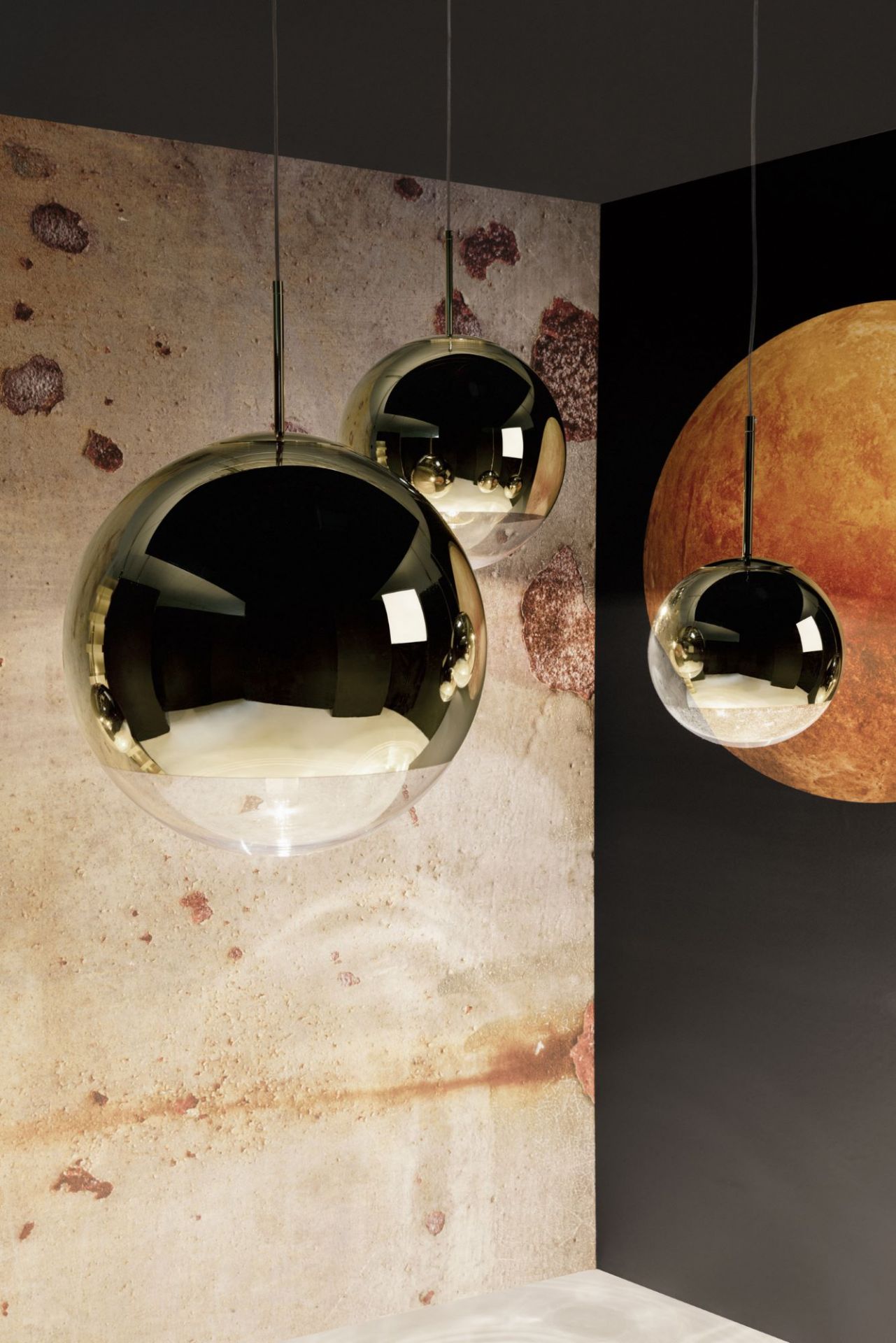 Drei goldene Mirror Ball Hängeleuchten von Tom Dixon, moderne Pendelleuchten für Wohnzimmer und Esszimmer.