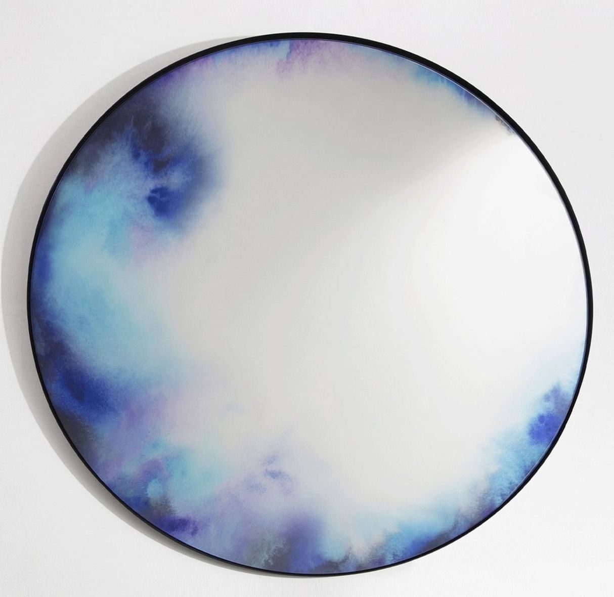 Runder Francis Wandspiegel von Petite Friture in Blau mit schwarzem Rahmen für die Wand.