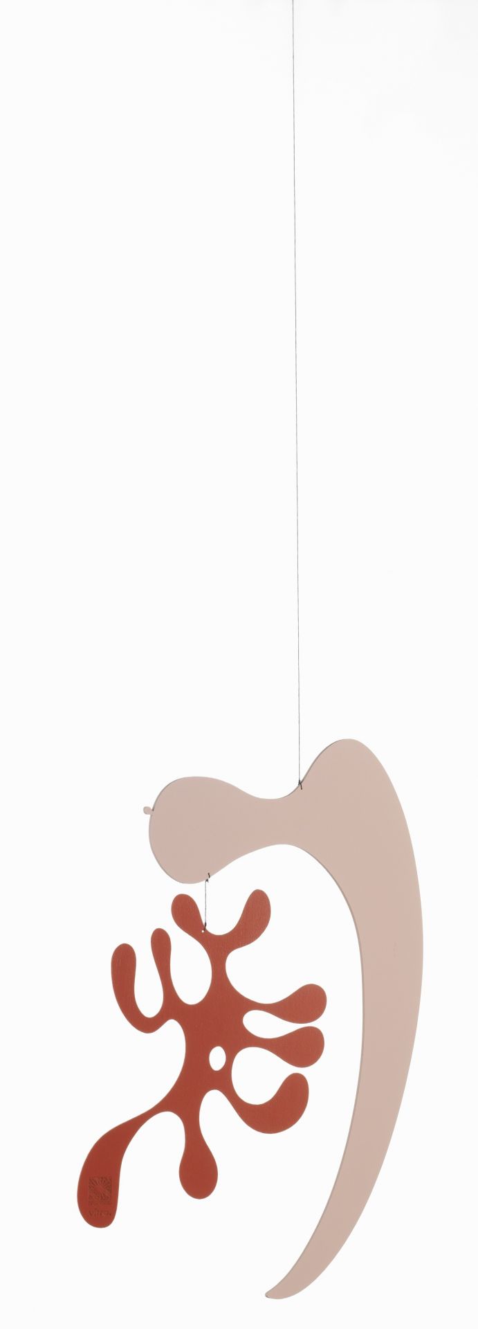 Vitra Plywood Mobile: Zweifarbiges, hängendes Deko-Objekt in Beige und Rostrot, modernes Design.
