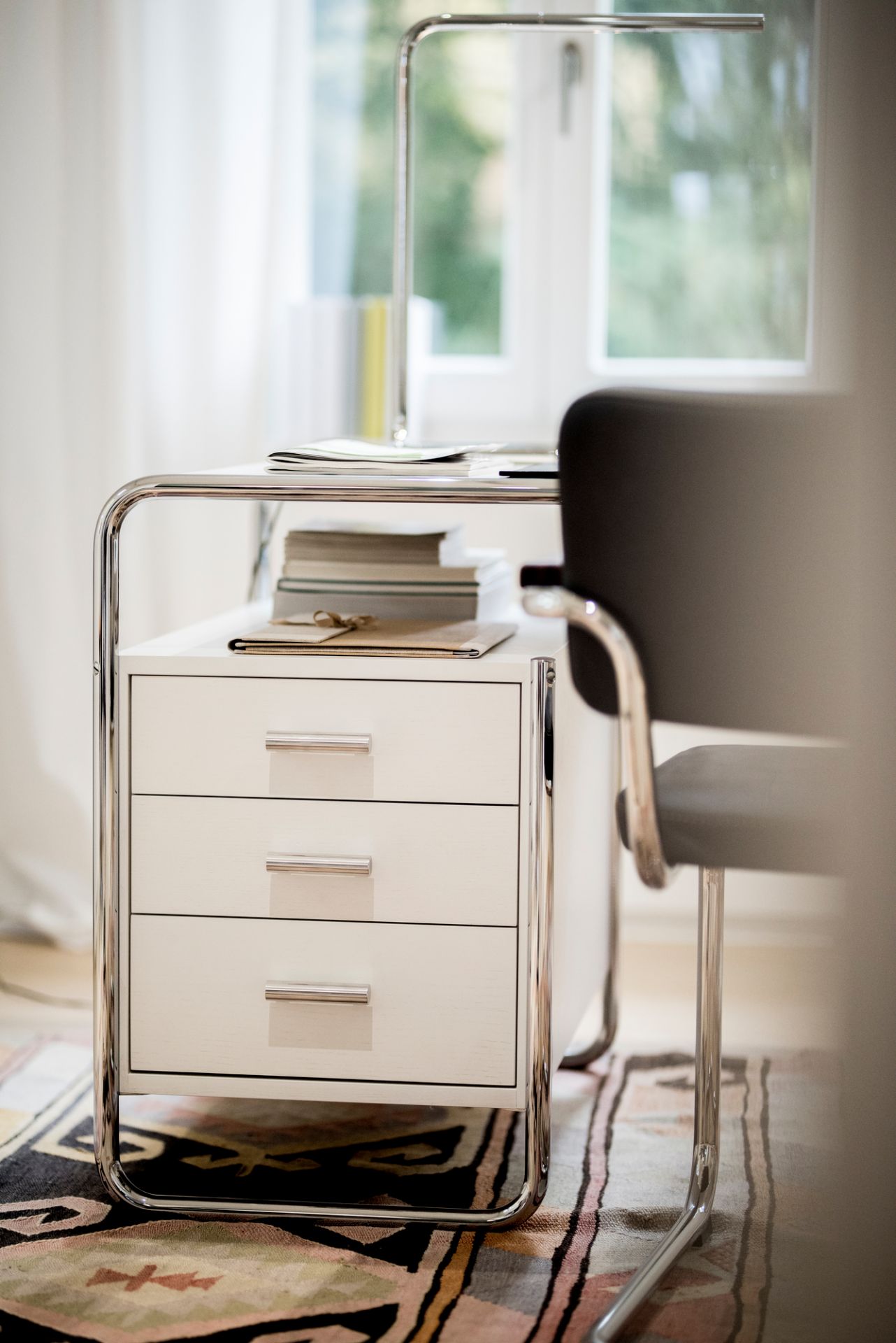 Detailaufnahme des S 285 Stahlrohr Schreibtischs von Thonet mit drei Schubladen und Stahlrohrgestell.