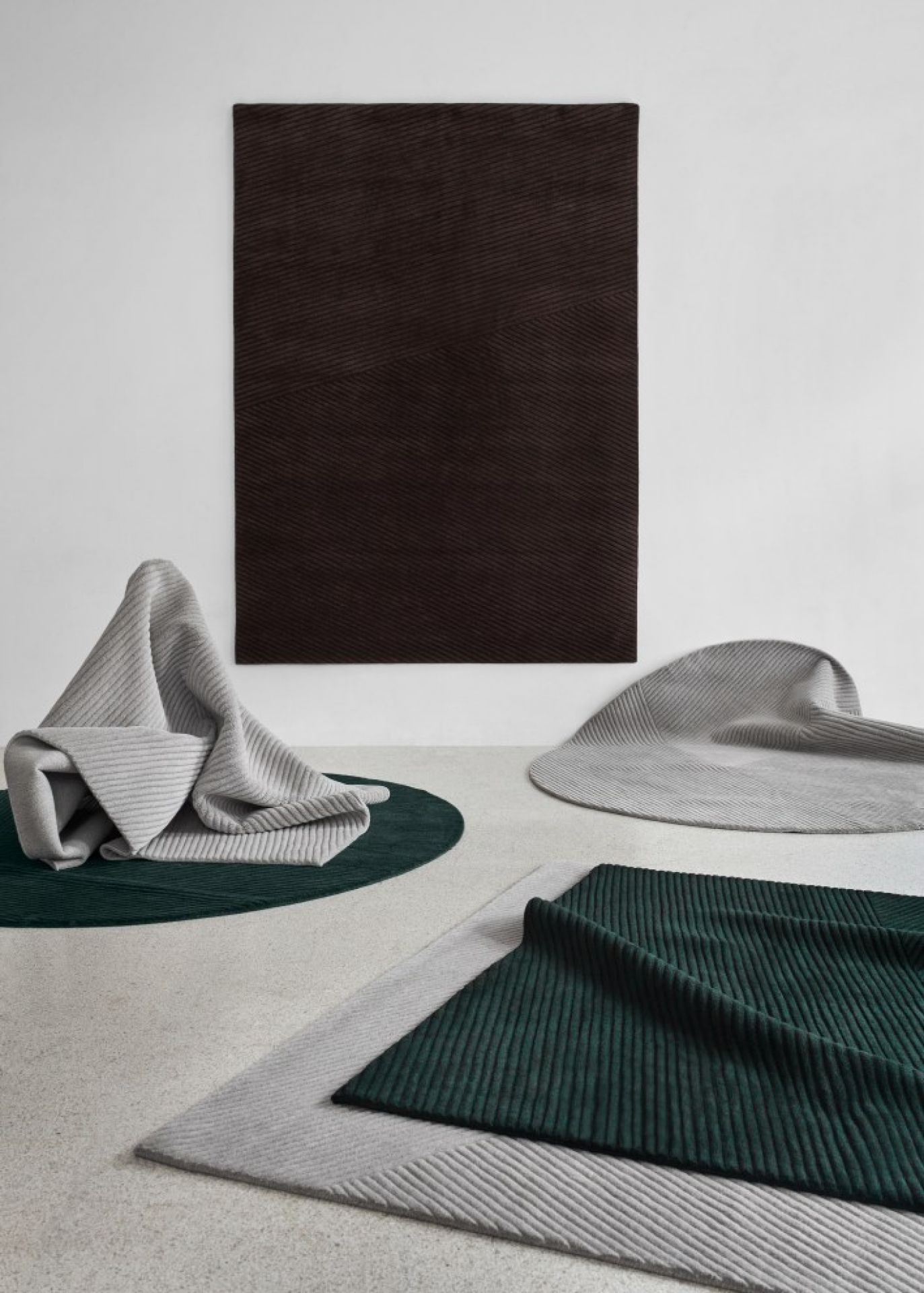 Dunkelbrauner Row Teppich von Northern, rechteckig, mit weiteren Teppichen in verschiedenen Formen und Farben.