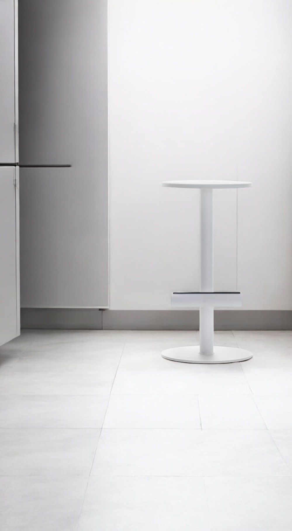 Minimalistischer, weißer Twig Barhocker von MDF Italia mit Fußstütze vor einer weißen Wand.