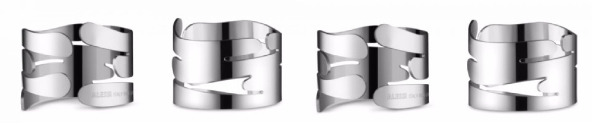 Vier silberne Alessi Serviettenringe Barkring im modernen Design für eine stilvolle Tischdekoration.