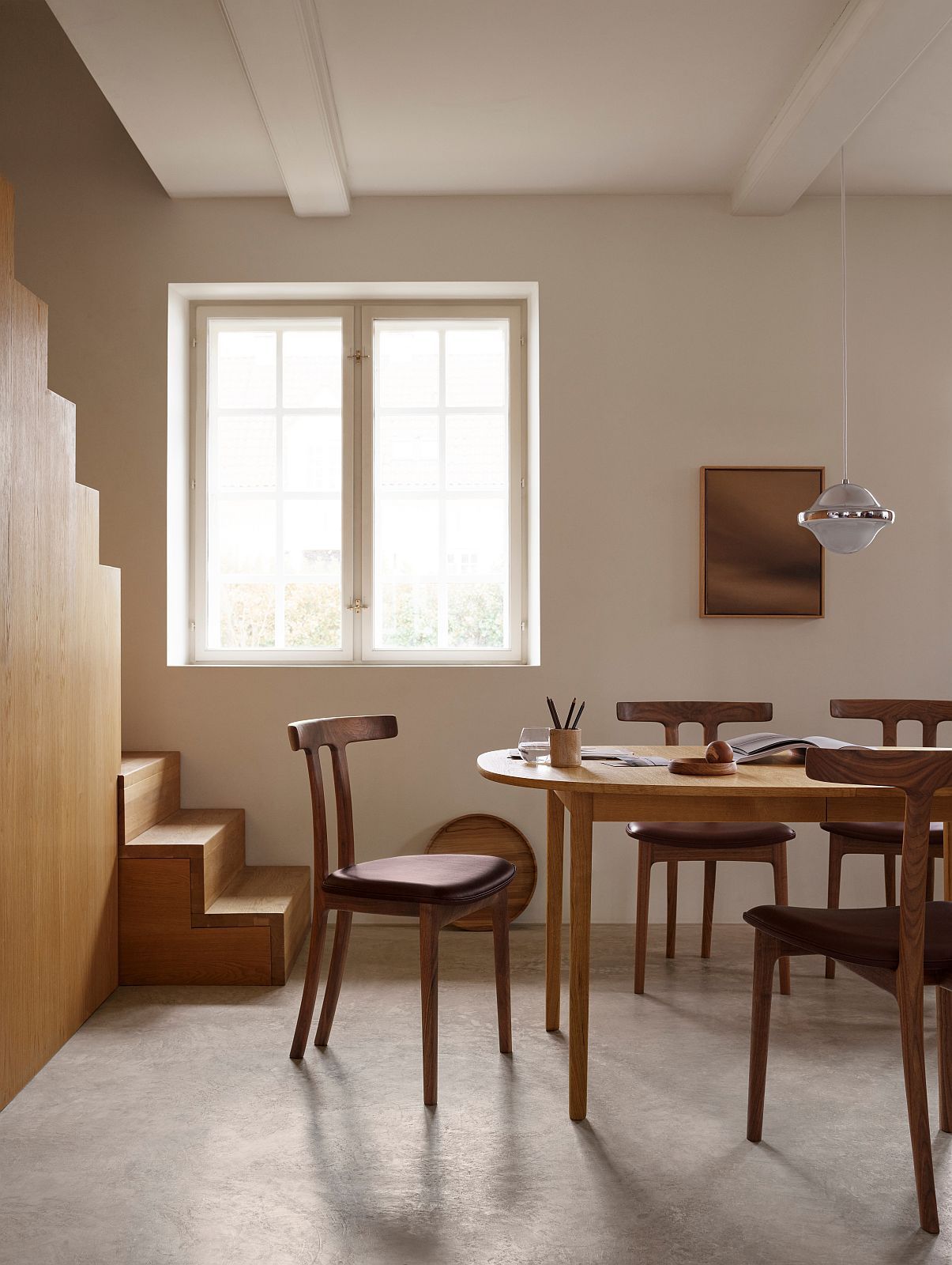 HK20 Bubi Pendelleuchte von Carl Hansen & Søn über Esstisch mit Holzstühlen.