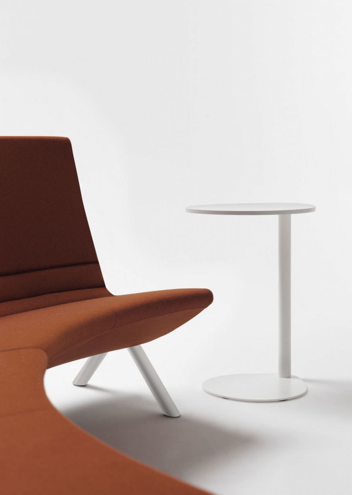 Easy Boy Beistelltisch in Senfgelb neben einem modernen Sessel mit weißem Gestell.