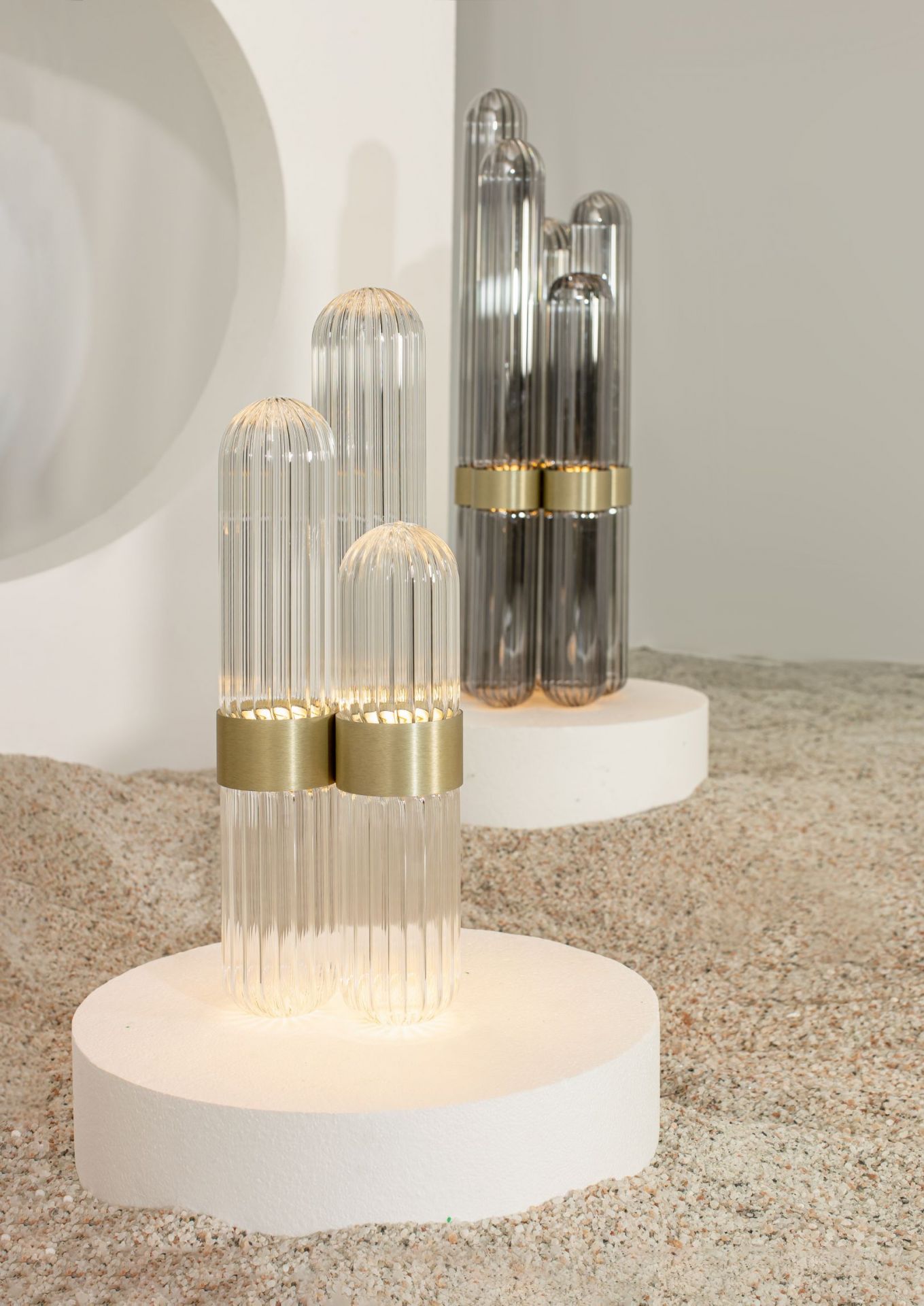 Cactus Stehleuchte in Rauchgrau und Messing, moderne LED-Lampe für Wohnzimmer und Schlafzimmer.