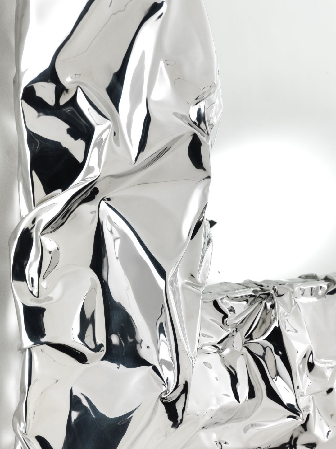 Detailaufnahme des Tab.u Spiegels von Opinion Ciatti in Chrom, modernes Design für Wohnräume.