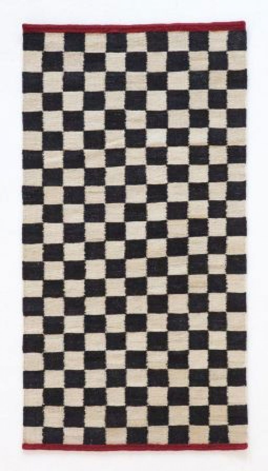 Nanimarquina Teppich mit Schachbrettmuster in Schwarz und Beige. Moderner Teppich für Wohnzimmer und Schlafzimmer.