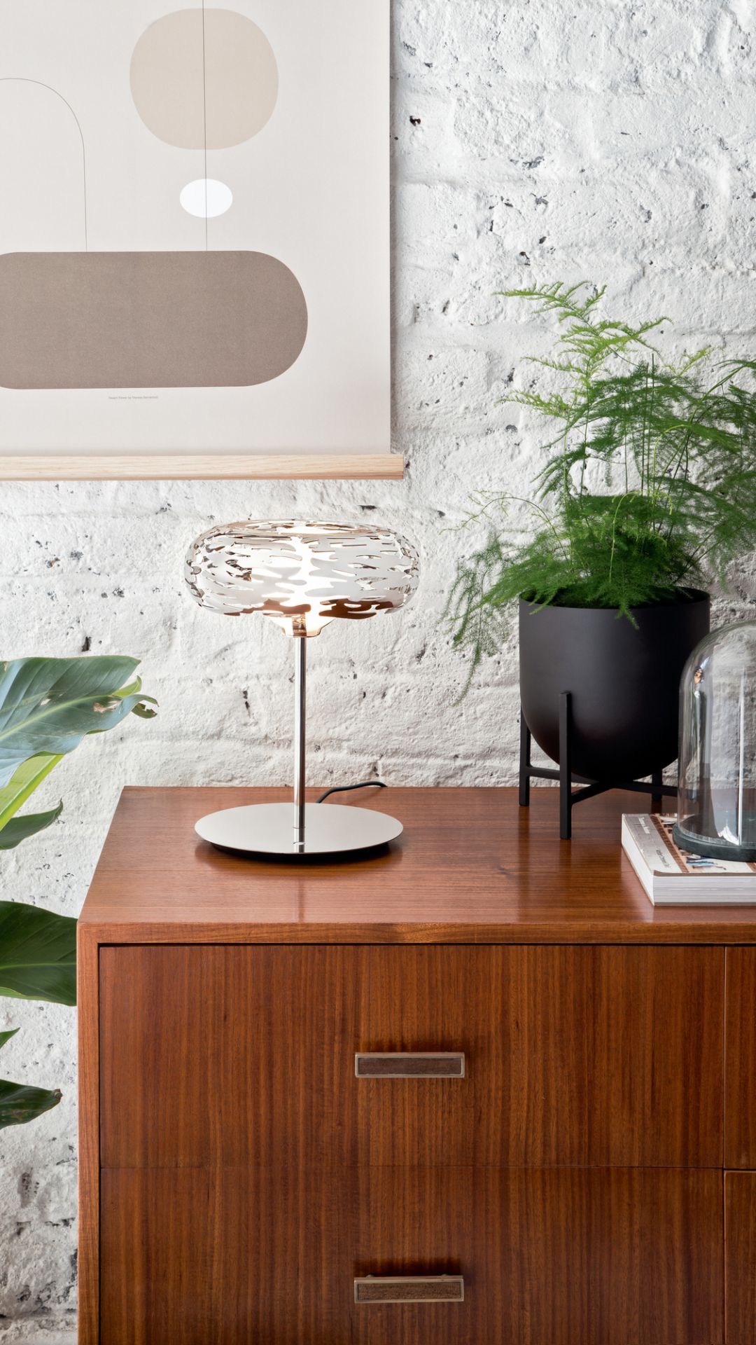 BM11 Barklamp Tischleuchte von Alessi aus Edelstahl auf Kommode. Moderne Designerlampe.