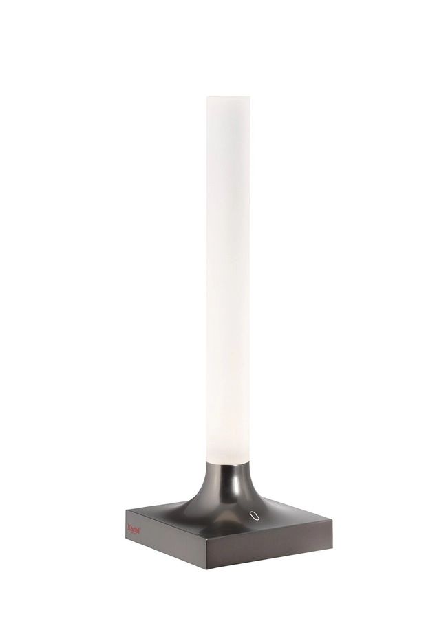 Goodnight Akkuleuchte von Kartell in Titan matt: Moderne, kabellose Tischleuchte für stimmungsvolles Licht.