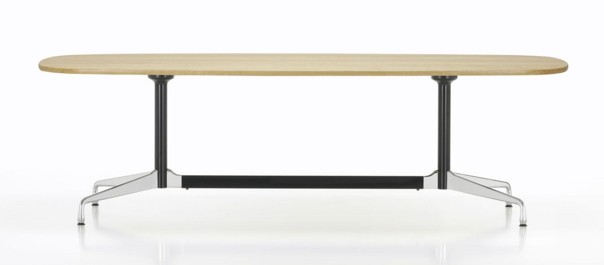 Eames Esstisch Bootsform, 240 cm von Vitra, mit hellem Holz und schwarzem Gestell.