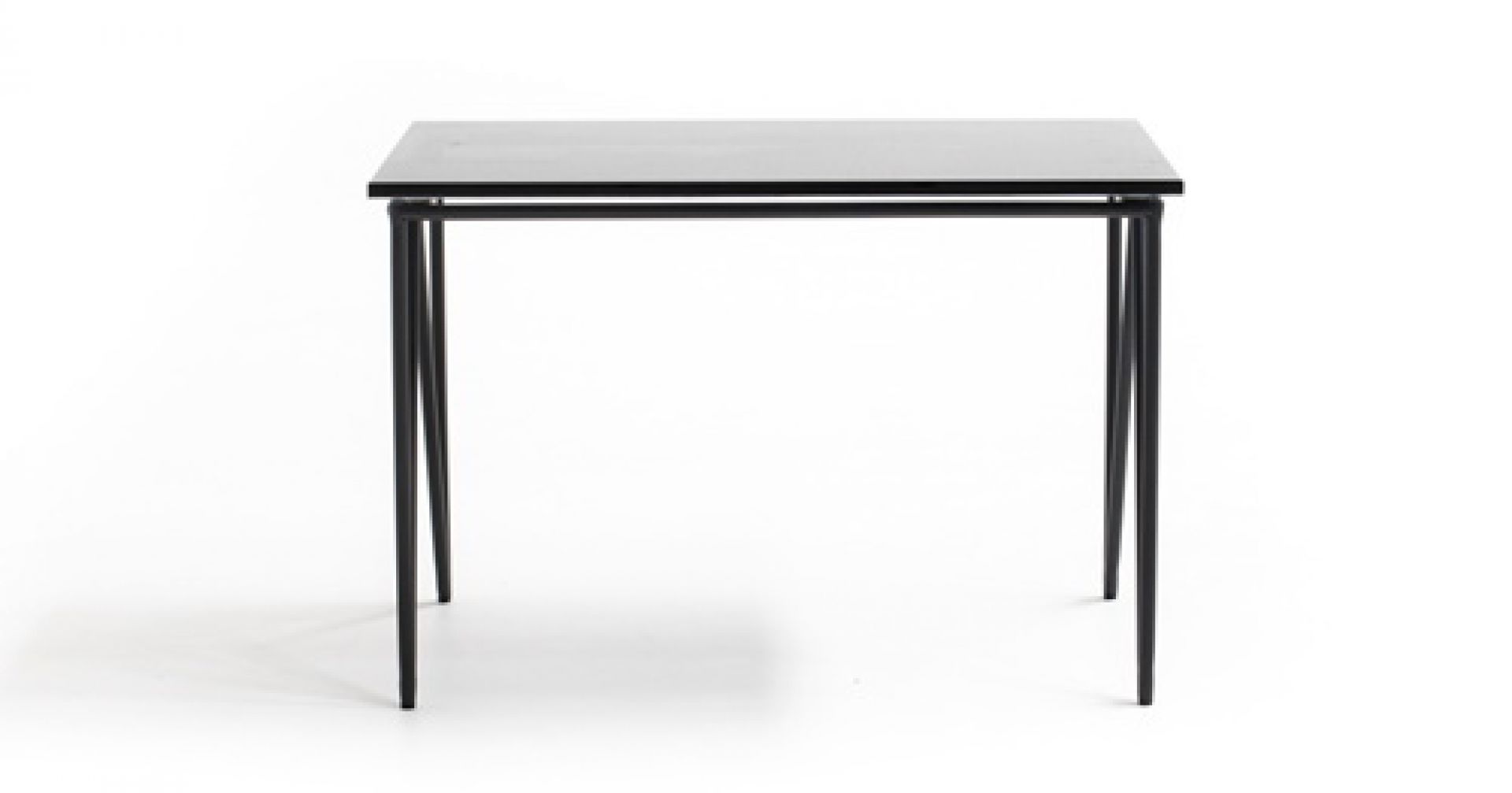 Schwarzer AeroZeppelin Tisch von Moroso Diesel mit rechteckiger Tischplatte und filigranem Metallgestell.