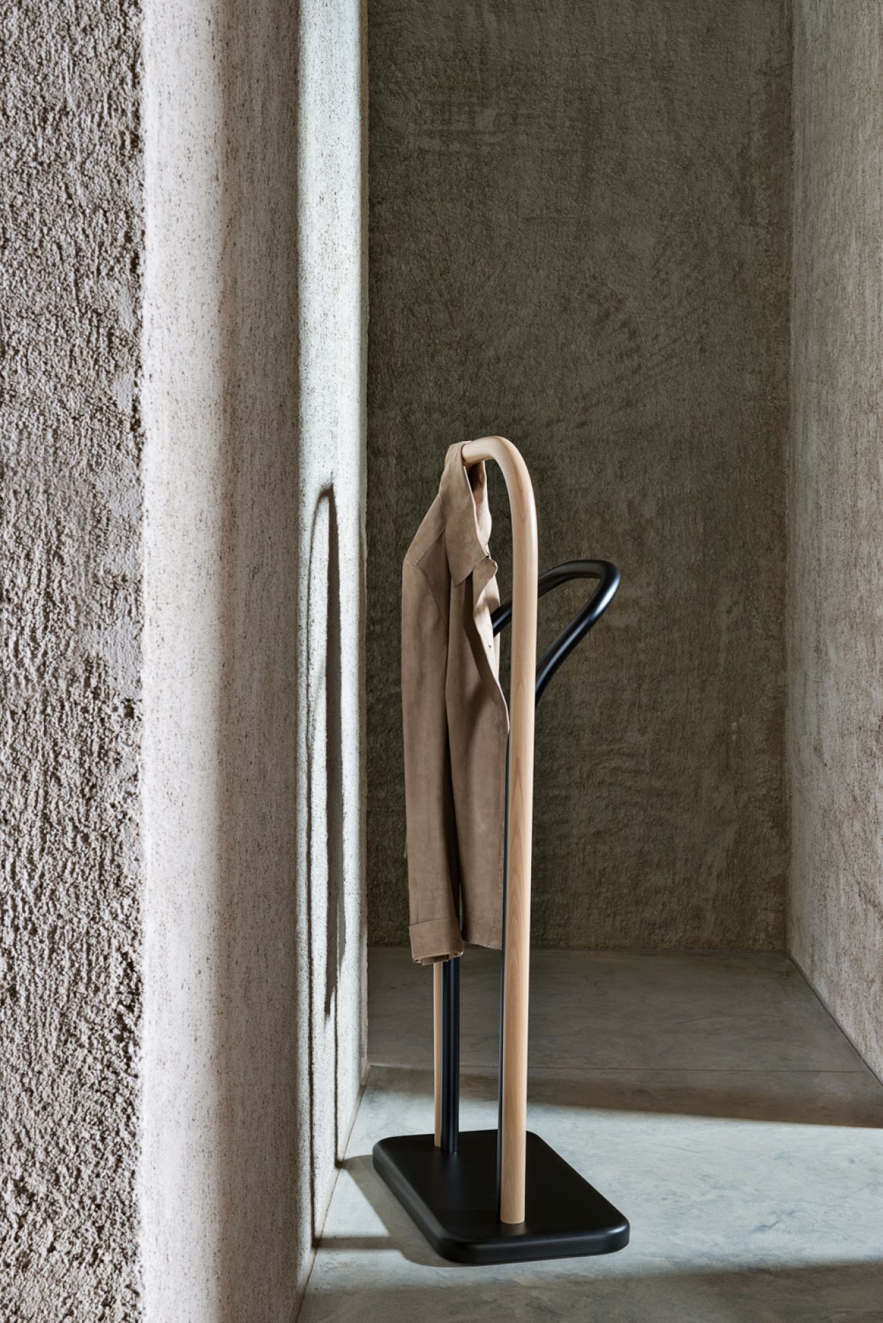 Arch Stummer Diener von Wiener GTV Design mit Jacke, Holz und schwarzem Metall.