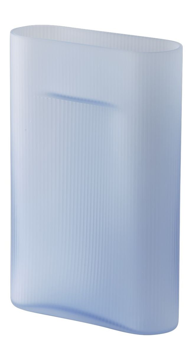 Milchglas hellblaue Ridge Vase von Muuto, H 35 cm, geriffelte Oberfläche, modernes Design.