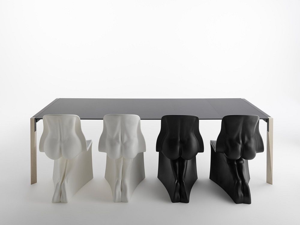 Tango Estensibile Ausziehtisch von Casamania Horm mit weißen und schwarzen Stühlen in Po-Form.