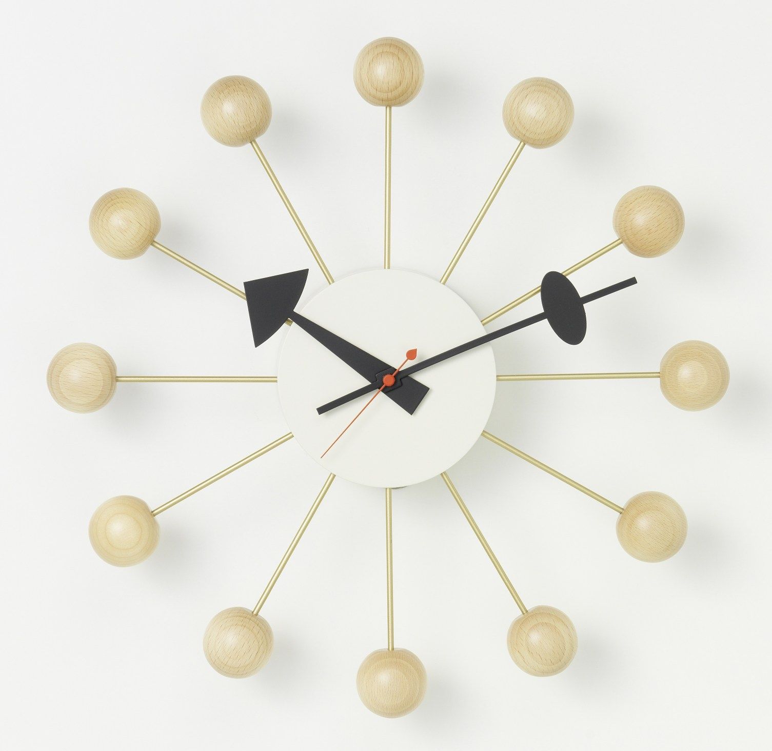 Vitra Ball Clock Wanduhr aus Buchenholz natur mit bunten Kugeln und Zeigern.