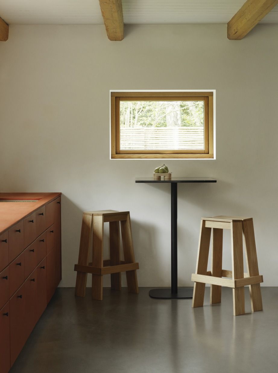 Zwei helle Let Barstool Barhocker von Normann Copenhagen aus Holz an einem Tisch.