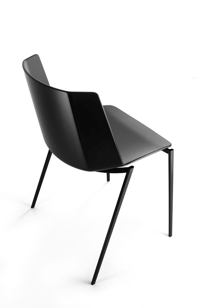 Schwarzer AÏKU Stuhl mit vier Metallbeinen von MDF Italia, modernes Design für Esszimmer und Büro.