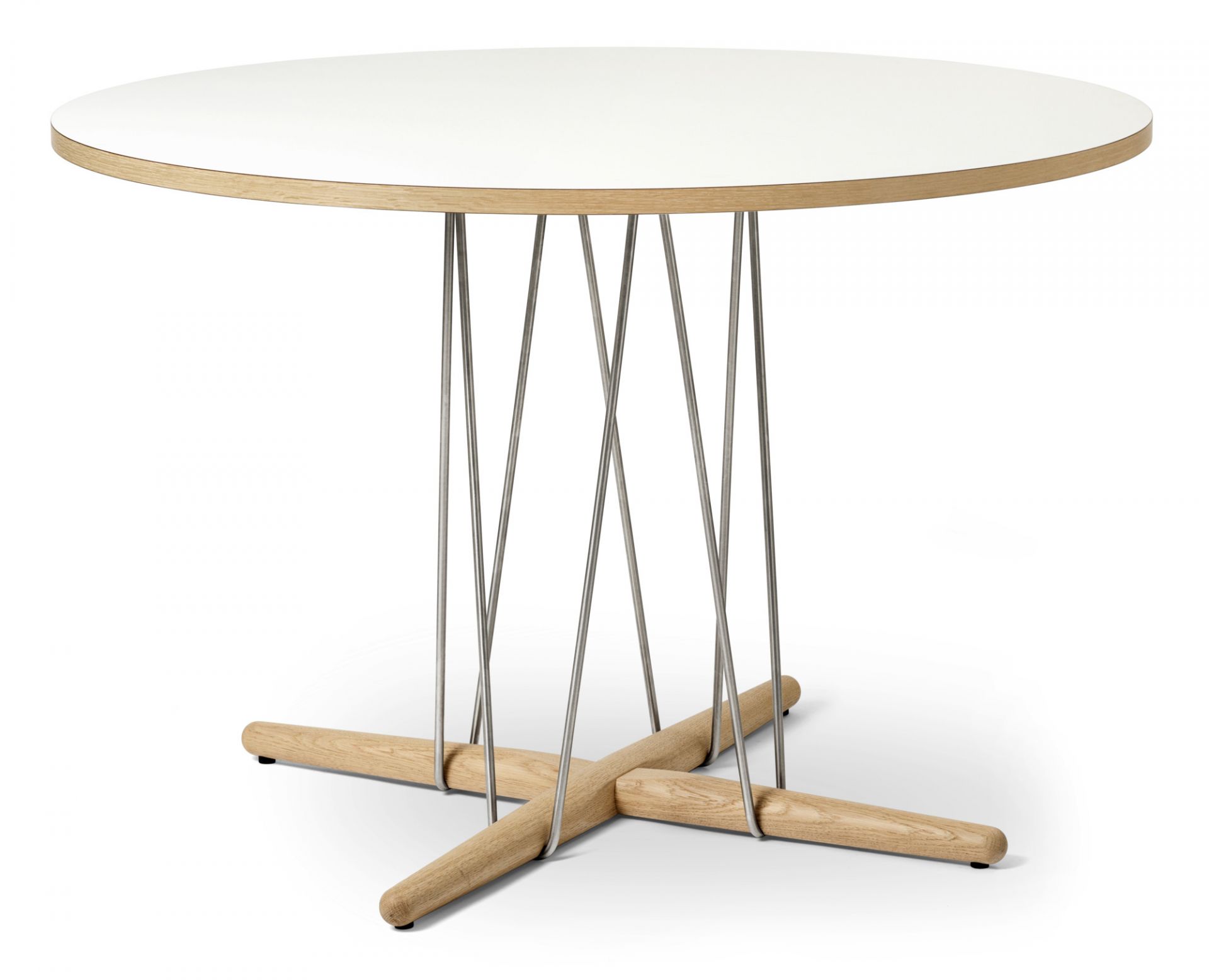 E020 Embrace Tisch von Carl Hansen & Søn: Runder Esstisch mit Eichengestell und weißer Tischplatte.
