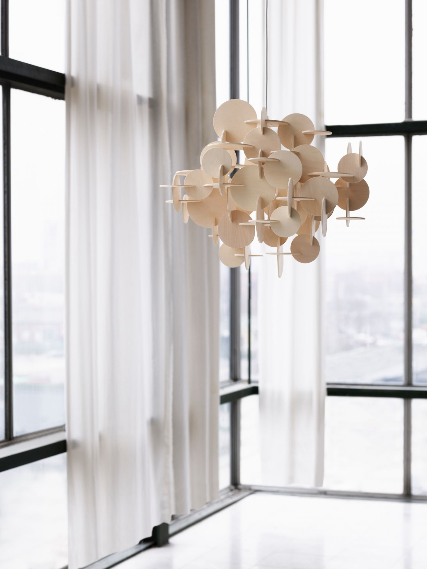Normann Copenhagen Bau Lamp Natur Pendelleuchte Small aus hellem Holz, modernes Design.