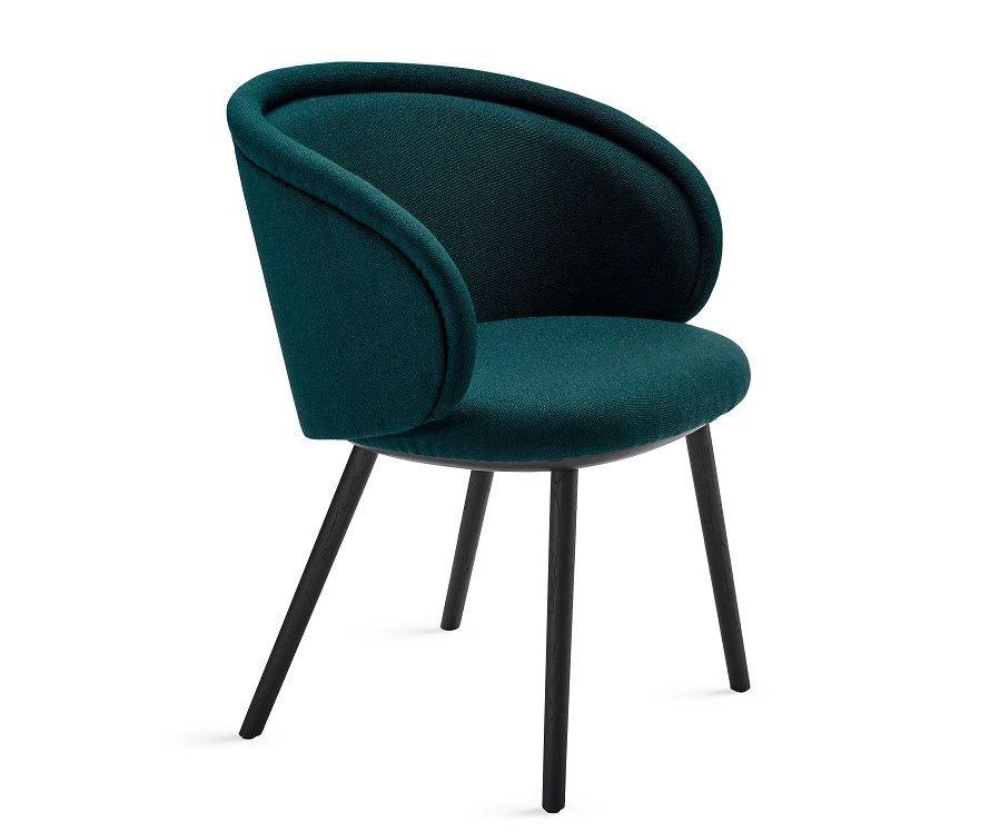 Ona Armchair von Freifrau Manufaktur, grüner Polsterstuhl mit Armlehnen und schwarzen Beinen.