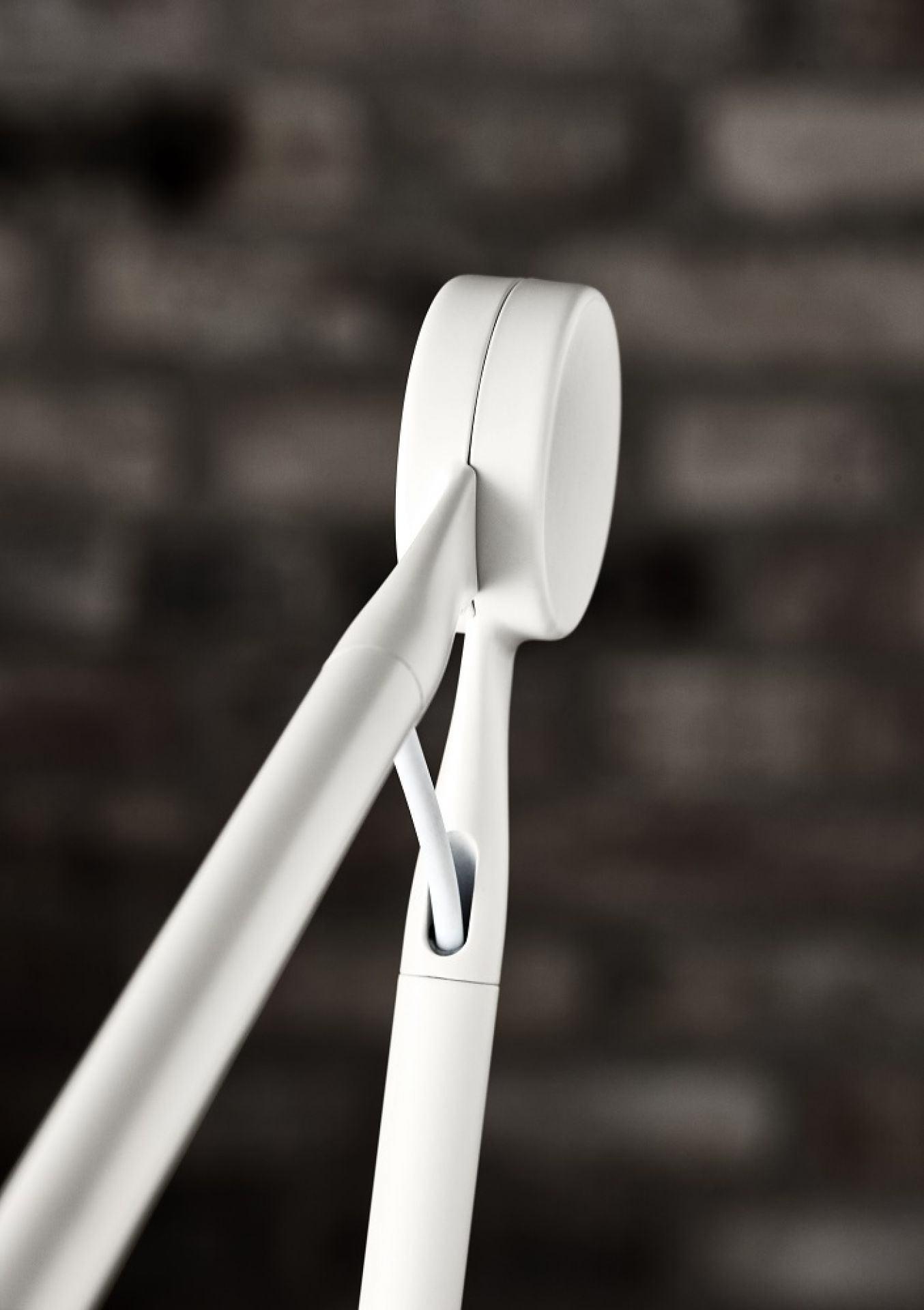 Detailaufnahme der weißen AQ01 Tischleuchte von Fritz Hansen, modernes Design.